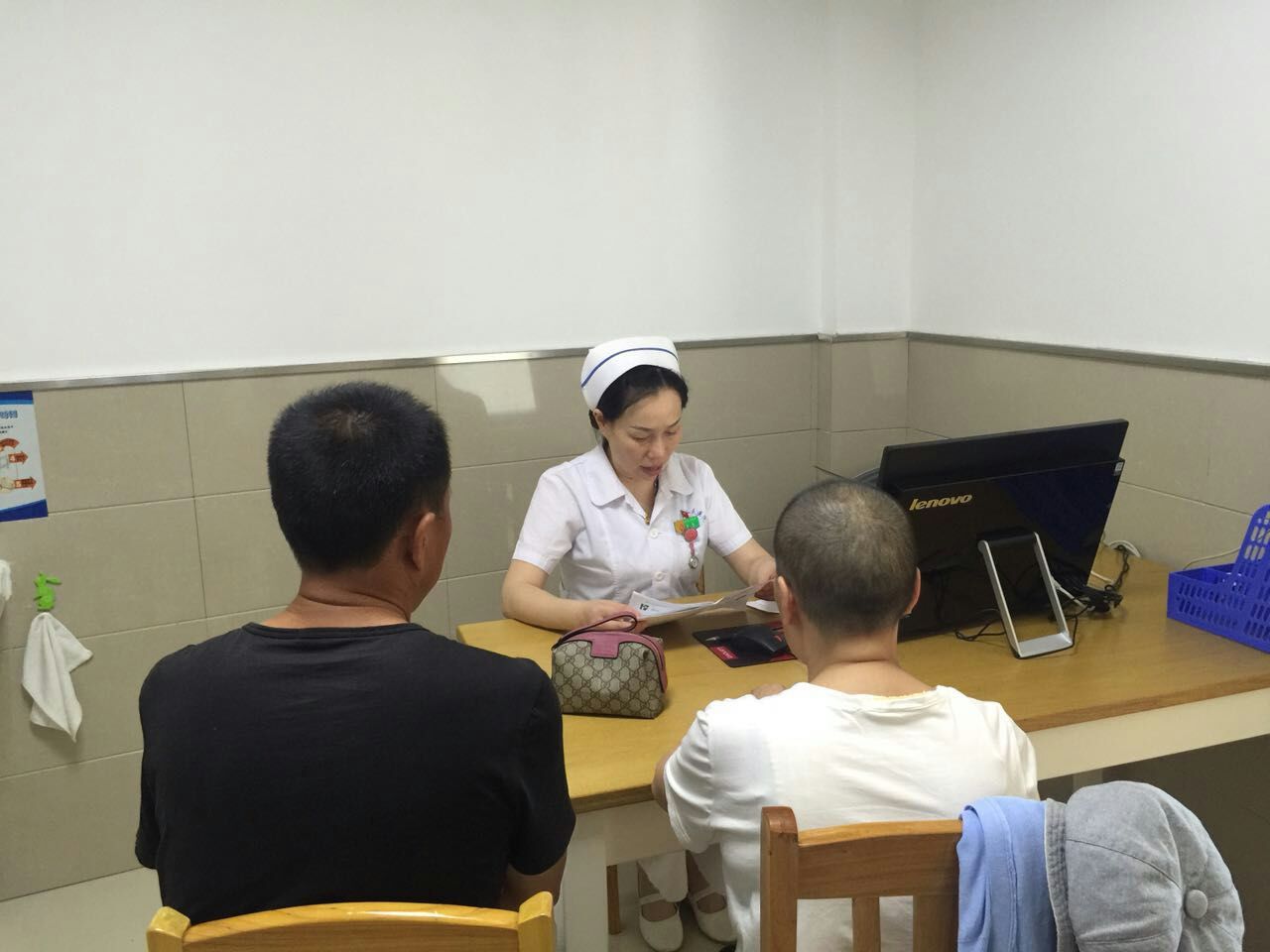 专科护士在应诊1.jpg
