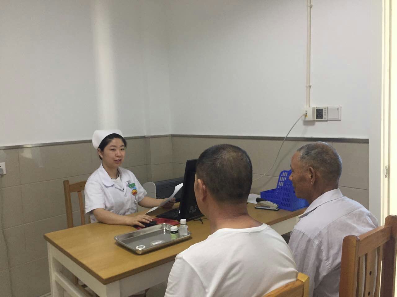 专科护士在应诊.jpg