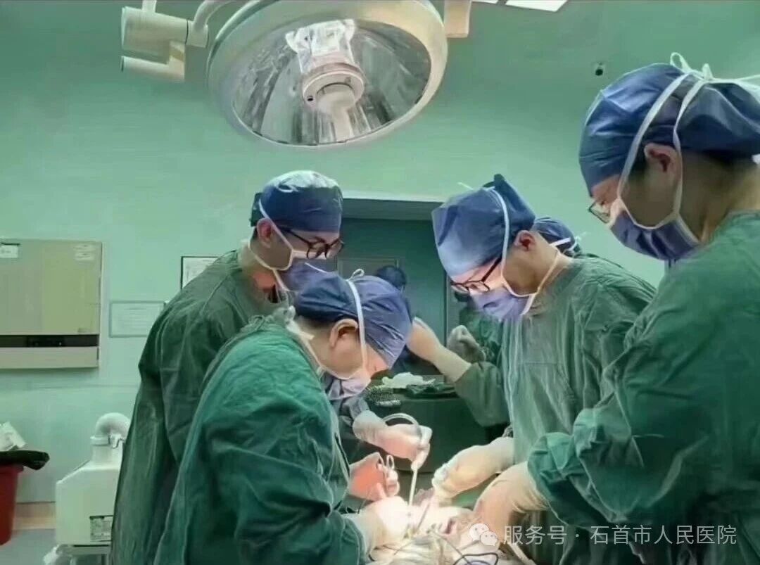 妙手祛除多年隐疾 锦旗赞誉仁心仁术——市人民医院妇科精准施治为患者解除巨大腹部包块困扰 妙手祛除多年隐疾 锦旗赞誉仁心仁术——市人民医院妇科精准施治为患者解除巨大腹部包块困扰